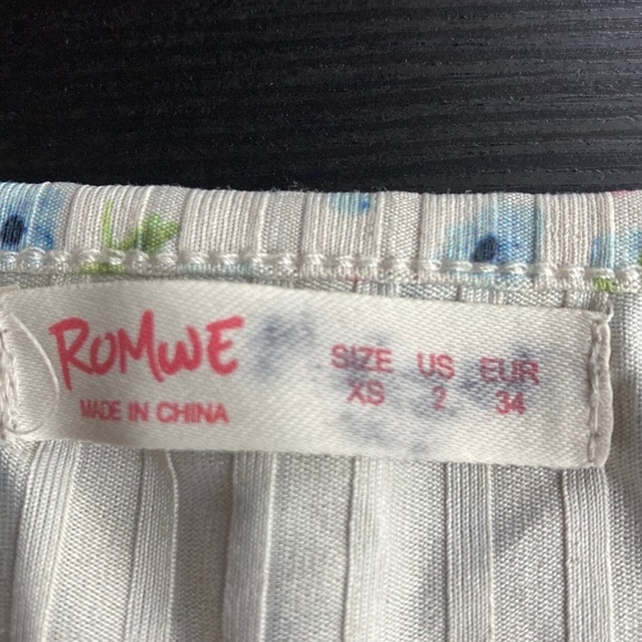ROMWE CROPPED TOP SIZE XS - Picture 4 of 4